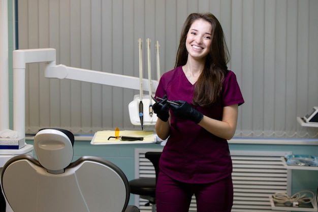 Hermosa mujer médico con equipo dental en odontología