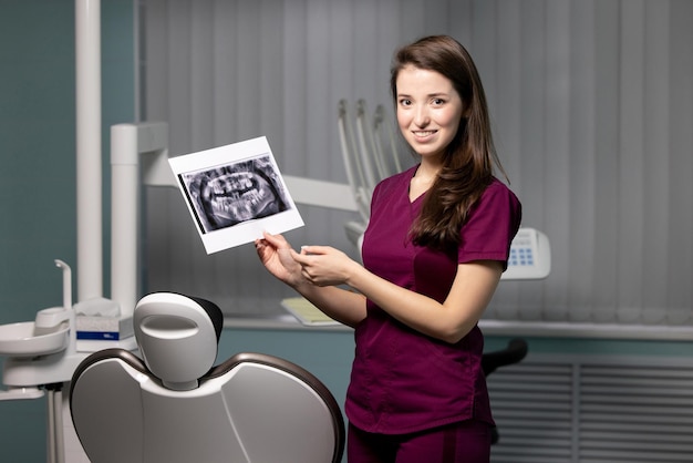 Hermosa mujer médico con equipo dental en odontología