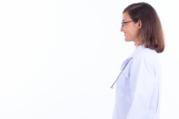 Hermosa mujer médico con pelo corto con anteojos aislado contra la pared blanca