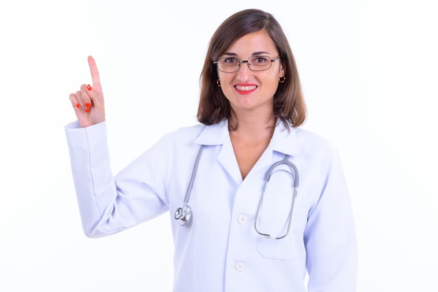 Hermosa mujer médico con pelo corto con anteojos aislado contra la pared blanca