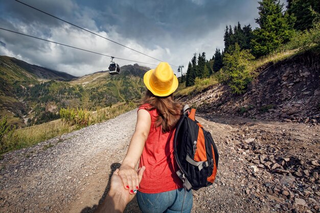 Foto hermosa mujer con mochila en las montañas