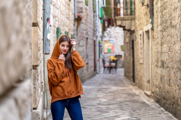 Hermosa mujer de moda al aire libre en la calle del casco antiguo de Kotor, Montenegro