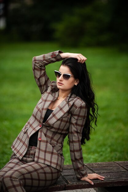 Hermosa mujer de moda al aire libre