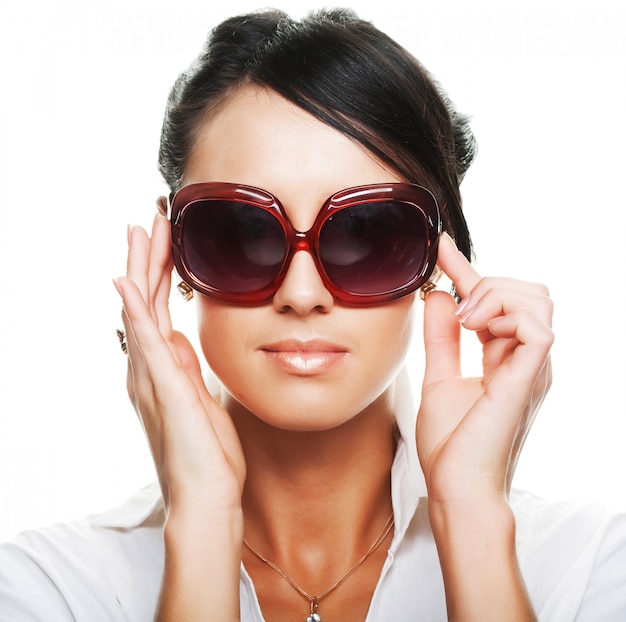 Hermosa mujer de moda con gafas de sol