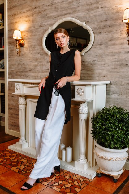 Foto hermosa mujer de moda en una habitación moderna