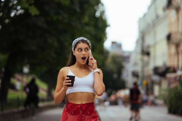 Hermosa mujer de moda hablando por teléfono