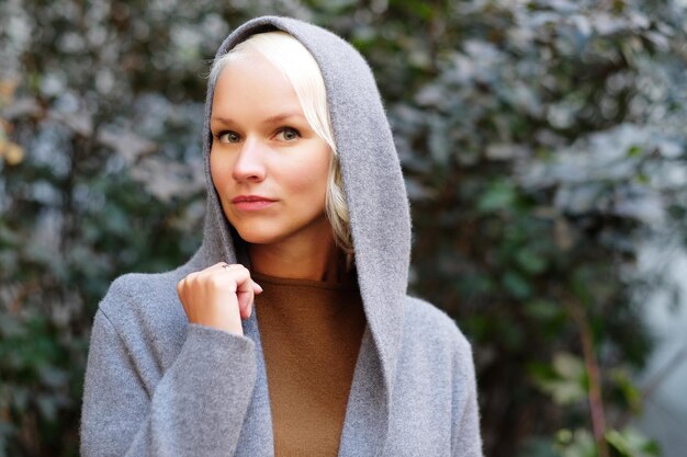 Hermosa mujer de moda de pie en la calle de la ciudad Día de otoño