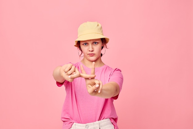 Hermosa mujer moda ropa sombrero rosa camiseta decoración posando estilo de vida