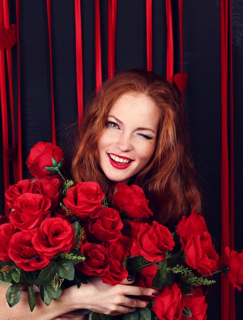 Hermosa mujer de moda con rosas