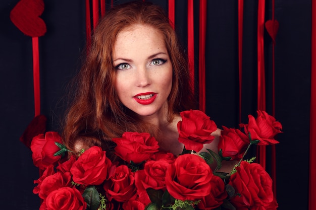 Hermosa mujer de moda con rosas