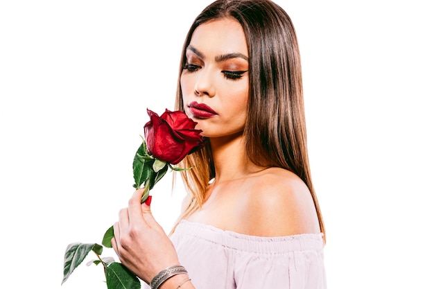 Hermosa mujer modelo con una rosa roja