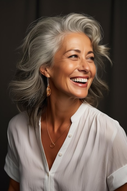 Hermosa mujer modelo senior con cabello gris sonriendo y riendo enfatizando una piel sana