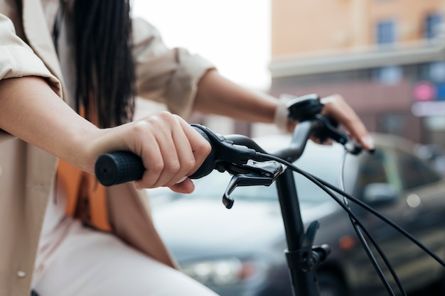 Hermosa mujer montando bicicleta ecológica