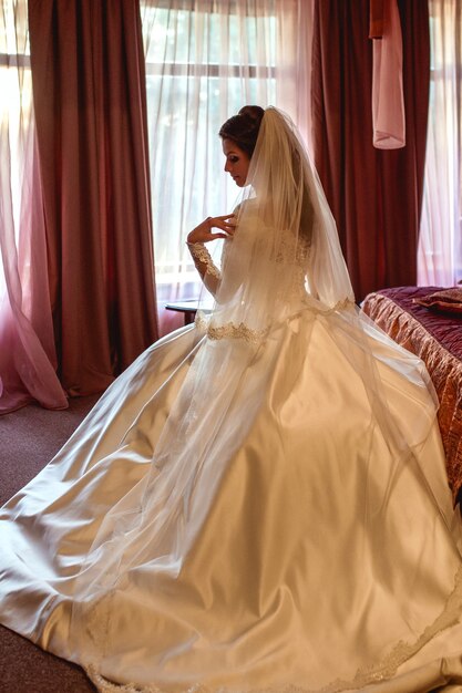 Hermosa mujer morena atractiva caucásica novia en vestido blanco tradicional europeo