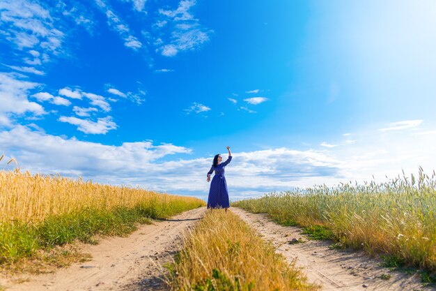 Hermosa mujer morena en campo de trigo