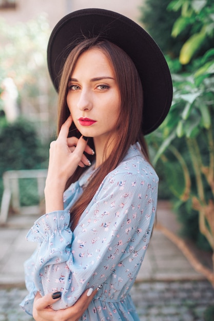 hermosa mujer morena en un elegante sombrero