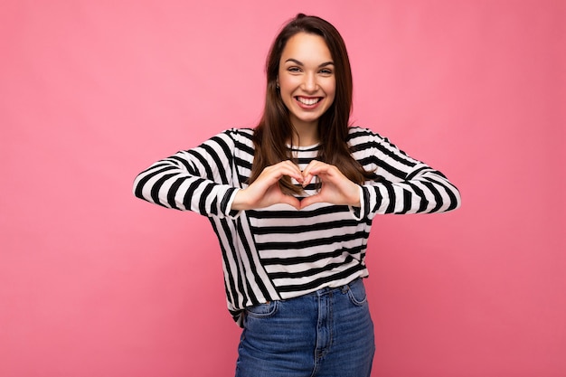 hermosa mujer morena con emociones sinceras