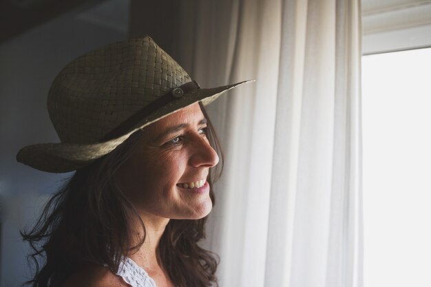 Hermosa mujer morena española posando con un sombrero