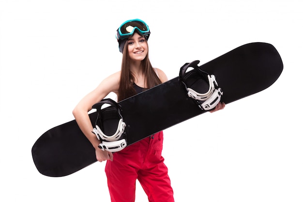 Hermosa mujer morena joven en camiseta corta negra sujetan snowboard