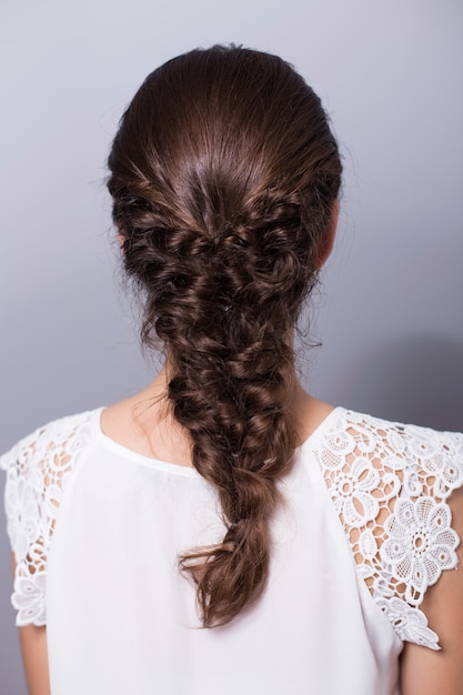 Hermosa mujer morena con peinado de trenzas