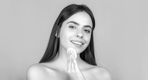 Hermosa mujer morena con piel limpia y fresca perfecta usando el concepto de cuidado de la piel con almohadilla de algodón Blanco y negro