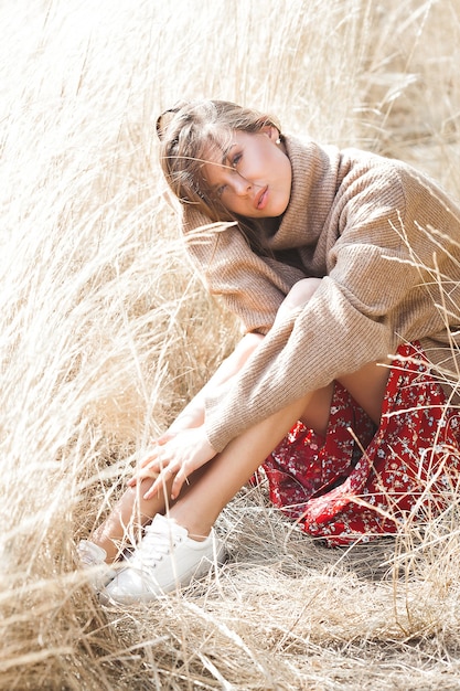 Hermosa mujer morena posando en el campo de trigo