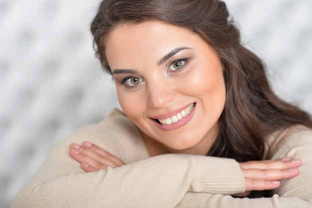 Foto hermosa mujer morena posando en la sala blanca