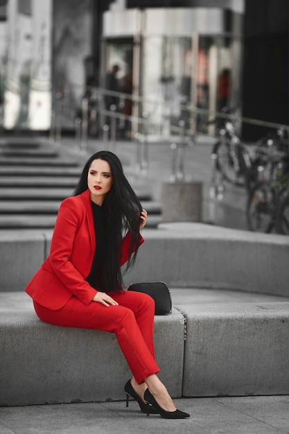 Hermosa mujer morena con un traje rojo