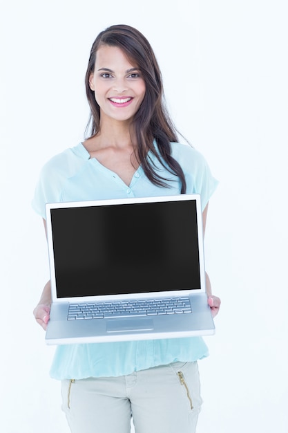 Hermosa mujer mostrando su laptop