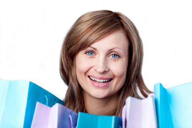 Hermosa mujer mostrando sus bolsas de compras