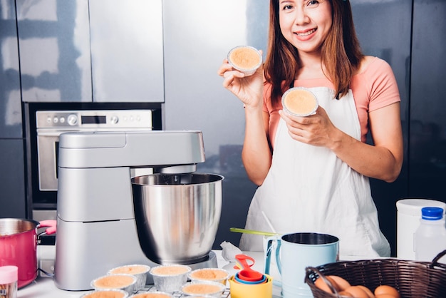 Hermosa mujer mostrar pastel de panadería sosteniendo en las manos