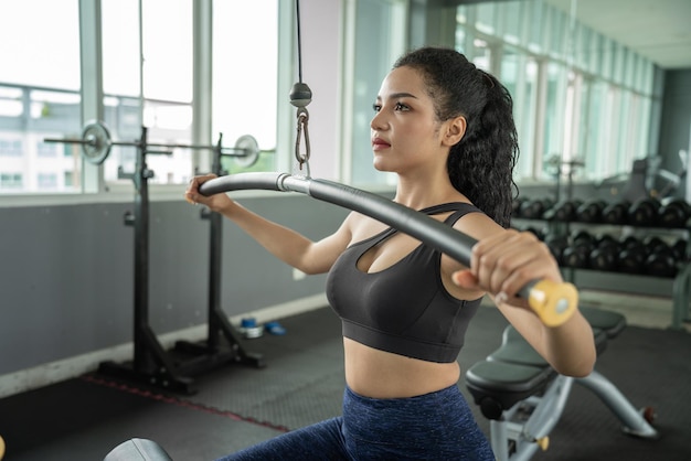 Hermosa mujer musculosa en forma ejercitando músculos de construcción