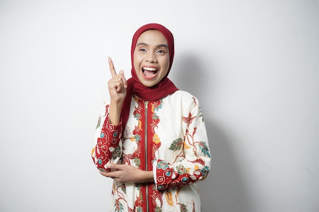 Foto hermosa mujer musulmana asiática con un batik indonesio moderno aislado sobre un fondo blanco