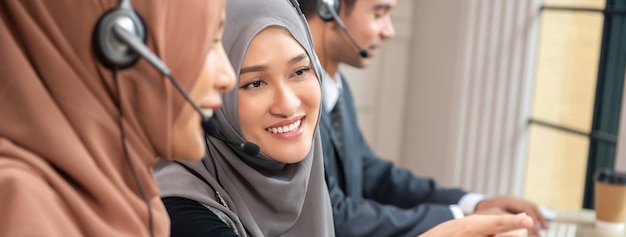 Hermosa mujer musulmana asiática trabajando en call center con equipo, pancarta panorámica