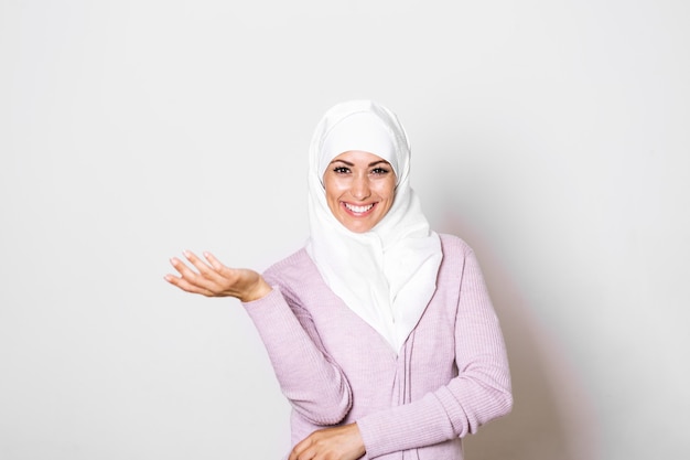 Hermosa mujer musulmana posando y sonriendo. Retrato de una bella mujer musulmana con hijab.