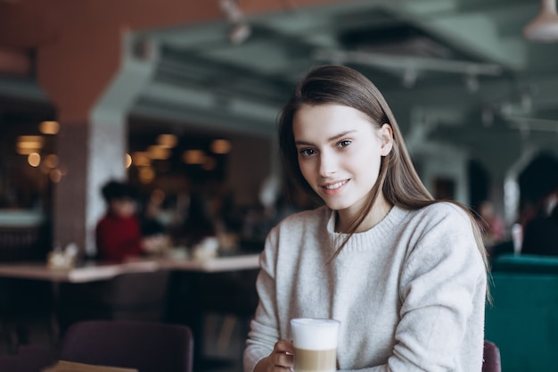 Hermosa mujer natural en un café