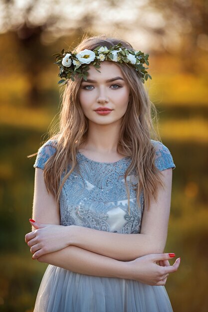 Hermosa mujer natural en el jardín.