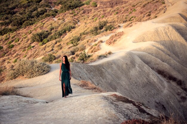 Hermosa mujer en una naturaleza salvaje