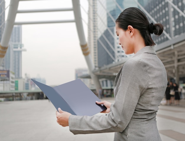 Hermosa mujer de negocios abierta portada