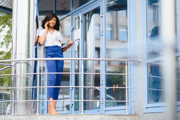 hermosa mujer de negocios afroamericana al aire libre