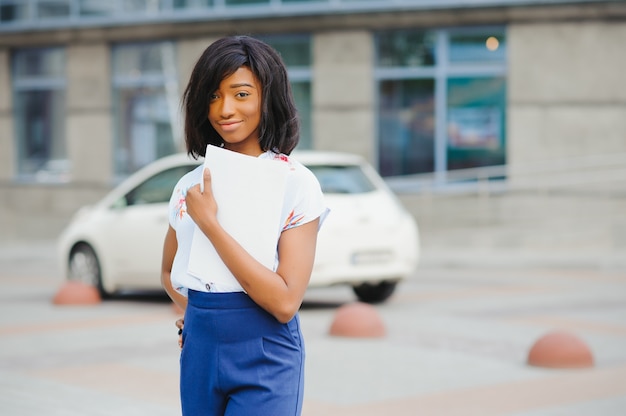 hermosa mujer de negocios afroamericana al aire libre