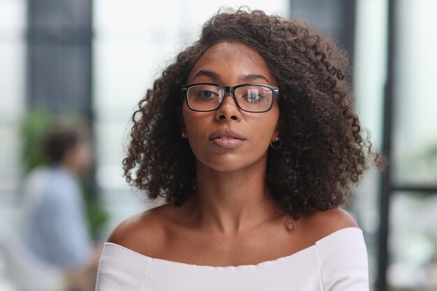 Hermosa mujer de negocios afroamericana en la oficina