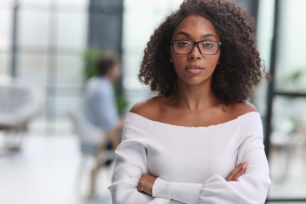 Hermosa mujer de negocios afroamericana en la oficina