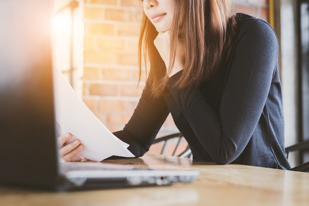 hermosa mujer de negocios de Asia trabajando