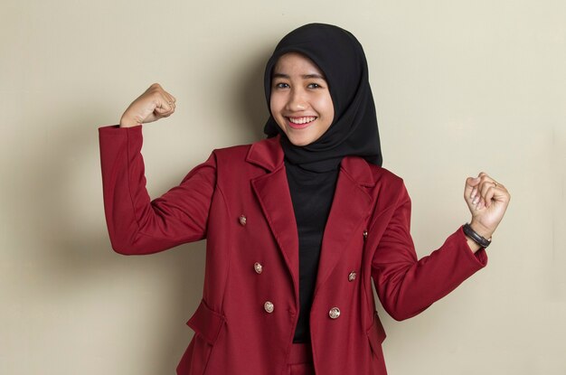 Hermosa mujer de negocios asiática joven fuerte con hijab