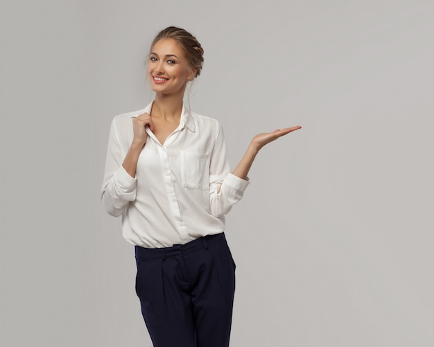 Una hermosa mujer de negocios en una camisa blanca de oficina clásica