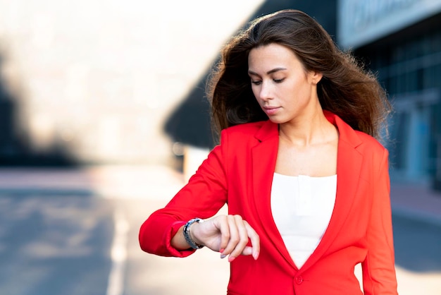 Hermosa mujer de negocios en una chaqueta de traje formal mujer atractiva con prisa niña bonita dama ...