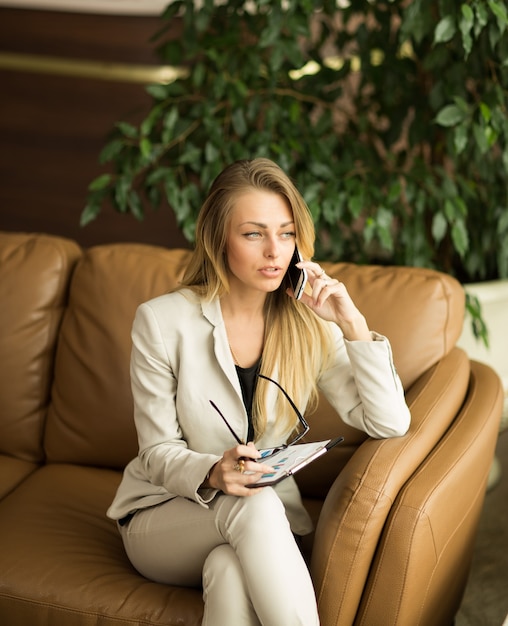 Hermosa mujer de negocios. Conversación telefónica sobre el contrato.