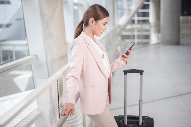 Hermosa mujer de negocios está caminando en el aeropuerto, concepto de viaje de negocios