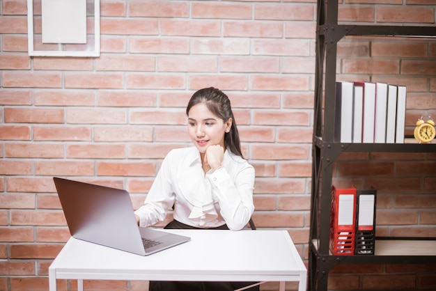 Hermosa mujer de negocios está trabajando en la oficina